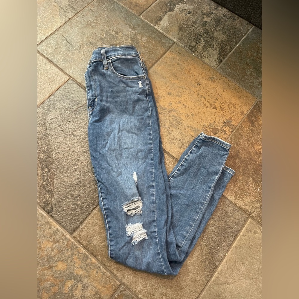Levi’s- high rise super skinny jeans size 29. Perfect condition.